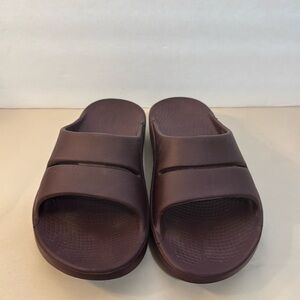 Oofos Men’s Size 7 women’s size 9 EU size 40 Slides in excellent condition!
